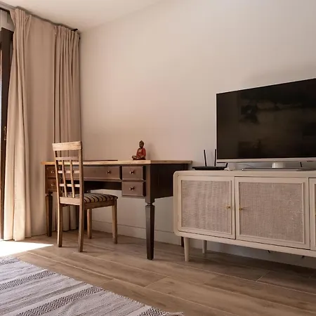 아파트 Melo's Place - Cozy With A Sunny Terrace.