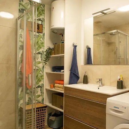 Melo's Place - Cozy With A Sunny Terrace. 아파트 아로나