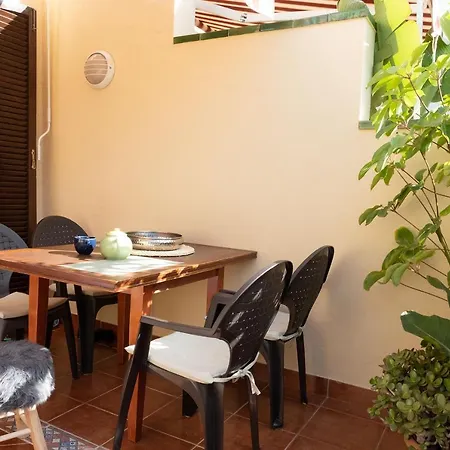 아파트 Melo's Place - Cozy With A Sunny Terrace.