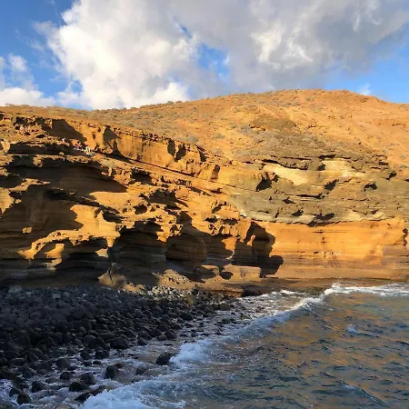 Melo's Place - Cozy With A Sunny Terrace. * 아로나