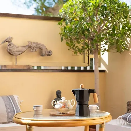 Melo's Place - Cozy With A Sunny Terrace. * 아로나