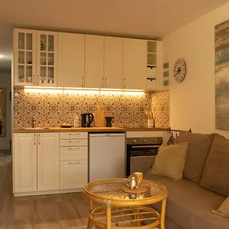 Melo's Place - Cozy With A Sunny Terrace.