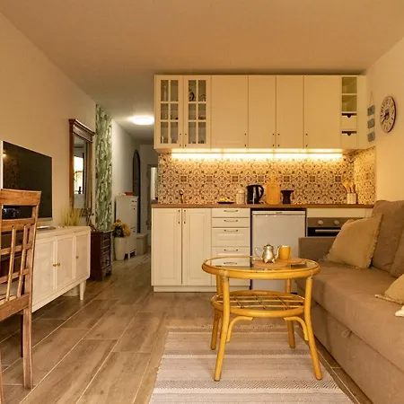 Melo's Place - Cozy With A Sunny Terrace. 아파트 아로나