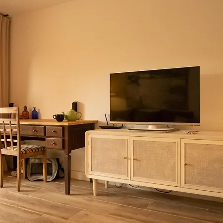 아파트 Melo's Place - Cozy With A Sunny Terrace.