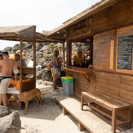 Melo's Place - Cozy With A Sunny Terrace. * 아로나