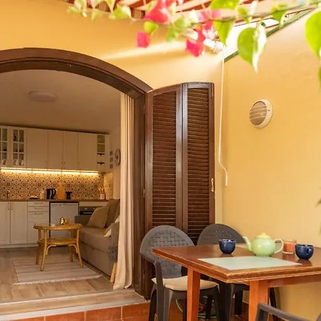 公寓 Melo's Place - Cozy With A Sunny Terrace. 阿罗纳