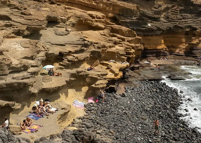 Melo's Place - Cozy With A Sunny Terrace.