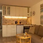 Melo's Place - Cozy With A Sunny Terrace.