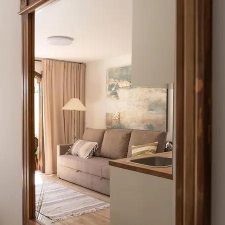 Melo's Place - Cozy With A Sunny Terrace. * أرونا