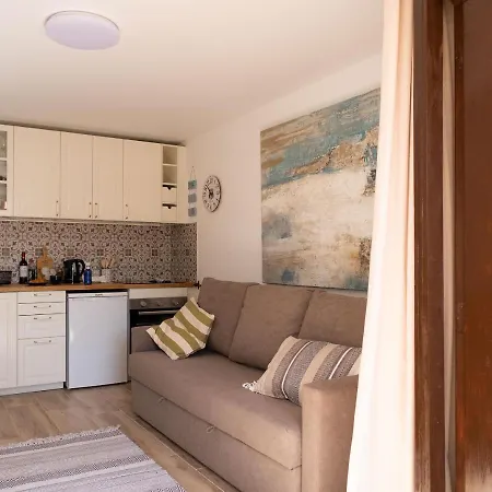 Melo's Place - Cozy With A Sunny Terrace. شقة أرونا