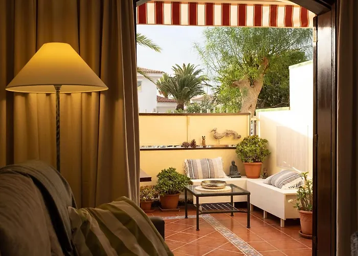 Melo's Place - Cozy With A Sunny Terrace.