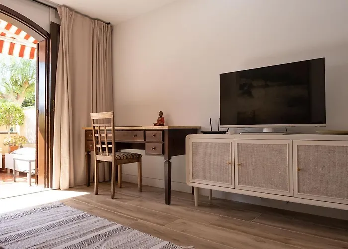 Daire Melo's Place - Cozy With A Sunny Terrace.