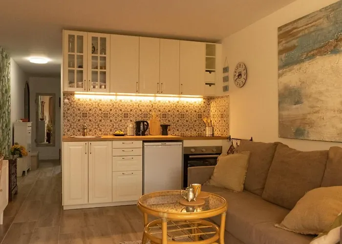 Melo's Place - Cozy With A Sunny Terrace.