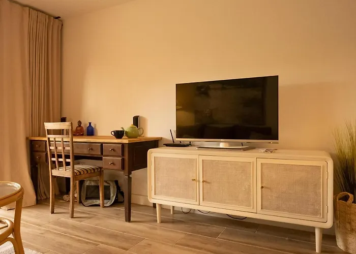 Daire Melo's Place - Cozy With A Sunny Terrace.